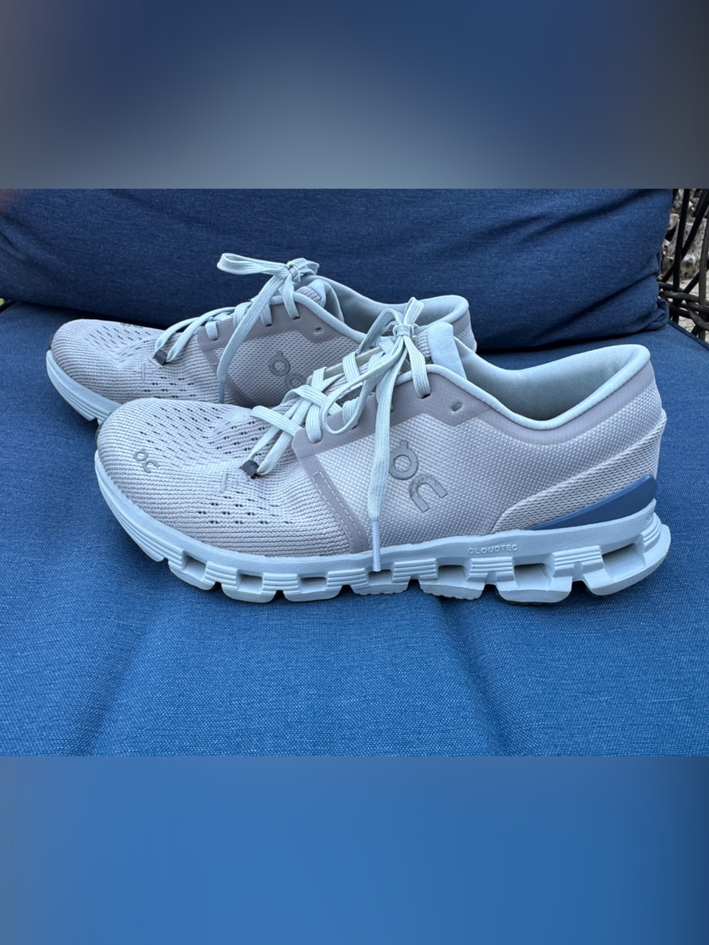 On Running Cloud 4 Women’s Silver Chambray- Excellent condition